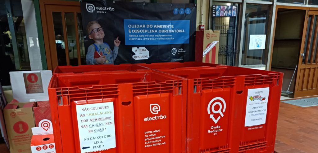 <span class="data" style="color:#6cca98">July</span><br/>10th edition of Escola Electrão doubles the amounts of e-waste and battery waste collected
