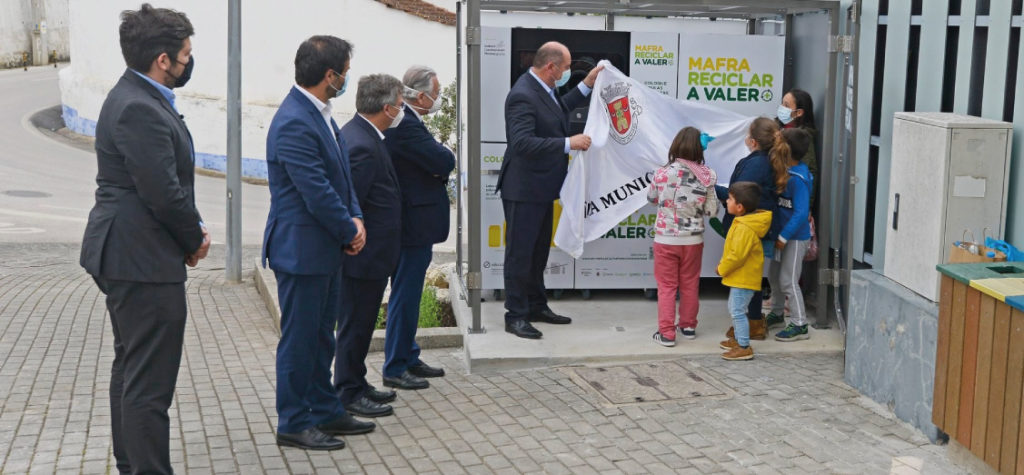 <span class="data" style="color:#6cca98">April</span><br/>Launch of the initiative ‘Mafra Reciclar a Valer +’: 12 reverse vending machines to encourage recycling of beverage packaging